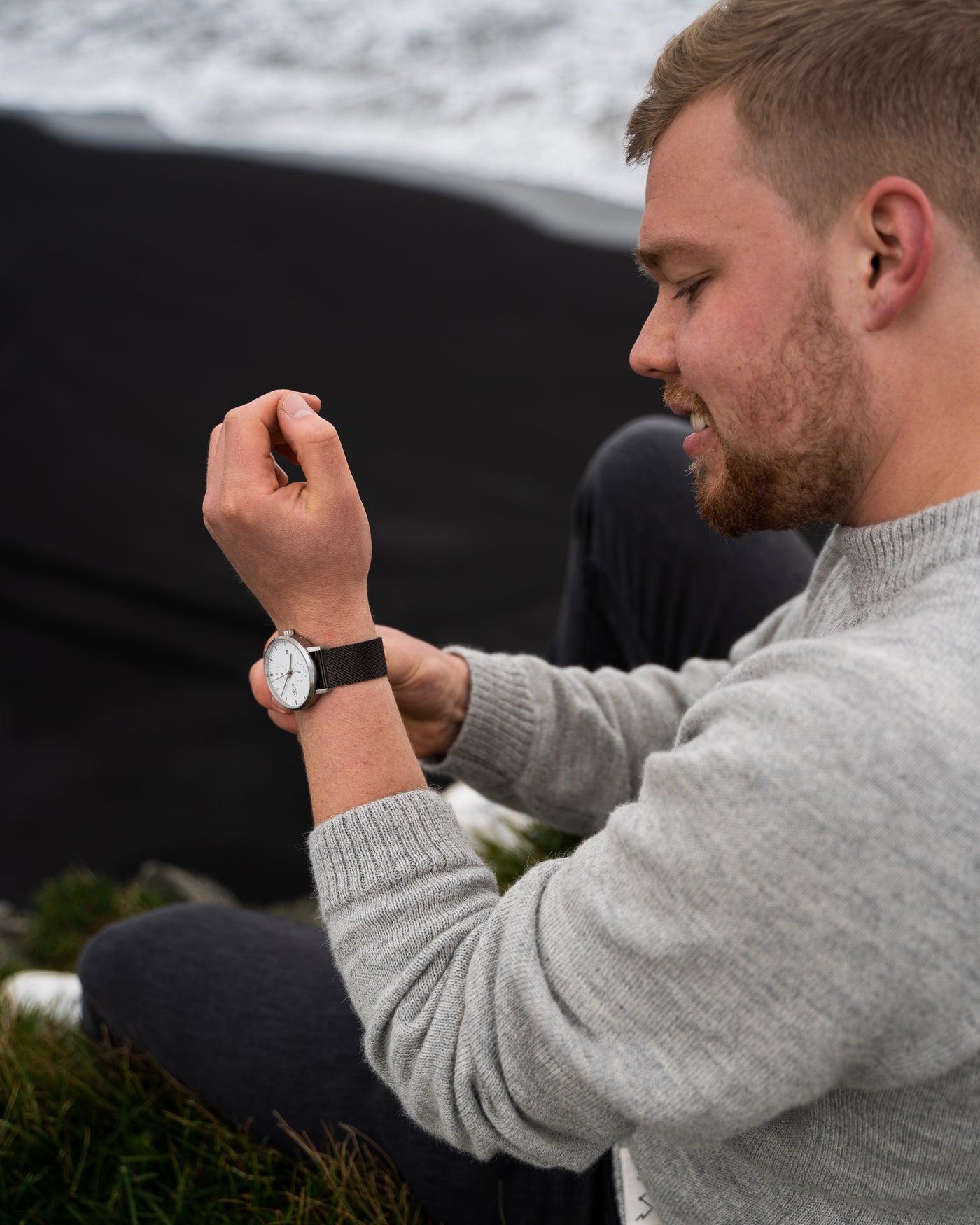 Man wearing Rohje Adventurister White watch on the beach in Iceland